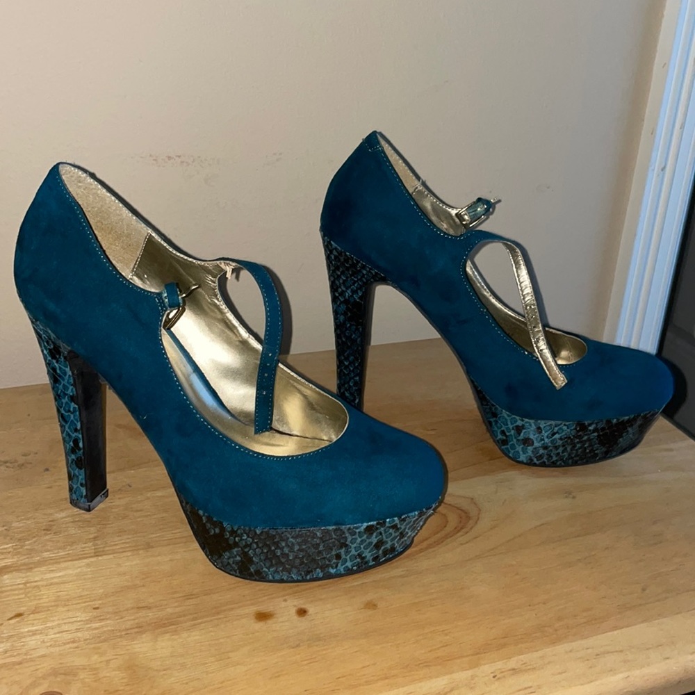 G by Guess heels. Color: Aqua. Size: 9m.